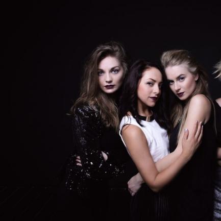 ULTRAMARINE GIRLS BAND — логотип