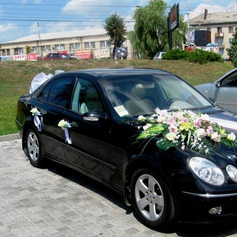 Украшение на автомобиль Мерседес на свадьбу
