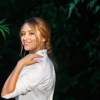Англомовна ведуча Ірина Шеремета