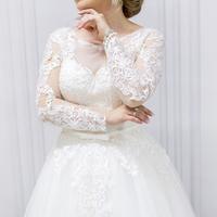 Гарна весільна сукня