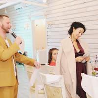 Ведущий Антон Иванов