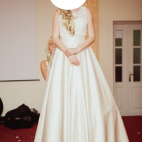 Атласна весільна сукня кольору айворі