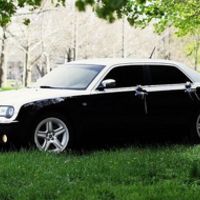 125Chrysler 300C чорно-білий оренда авто