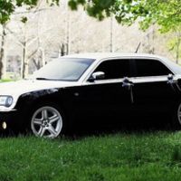 125 Chrysler 300C черно-белый аренда