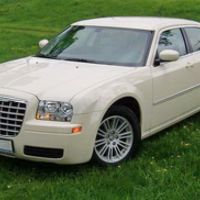 130 Chrysler 300C ванільний оренда авто