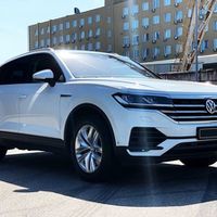 177 Позашляховик Volkswagen Touareg біли