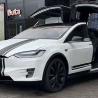 001 Tesla Model X біла позашляховик елек