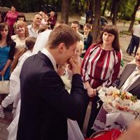 Оксана  -  тамада , ведуча весіль