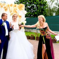 Ведуча виїзної церемонії Надія Шалай , агенція "Ль