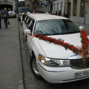 Лімузин Lincoln Tawn Car Автомобильный кортеж на свадьбу