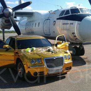 Золотой Крайслер С300 Автомобильный кортеж на свадьбу