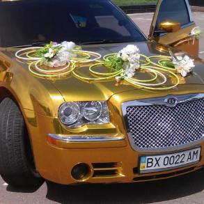 Золотий Крайслер 300с ( Chrysler 300c ) Автомобільний кортеж на весілля