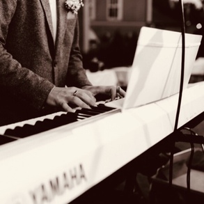 Піаніст на весілля.