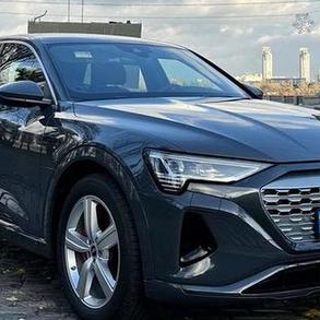 271 Позашляховик Audi Q8 E-tron електро Автомобільний кортеж на весілля