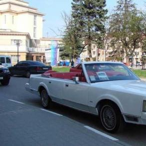 БІЛОСНІЖНИЙ КАБРІОЛЕТ LINCOLN TOWN CAR від "VIP PR Автомобільний кортеж на весілля