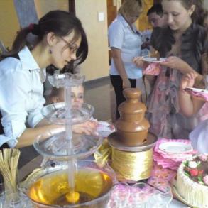 Шоколадні фонтани та фонтани для напоїв напрокат Кейтерінг на ваше весілля