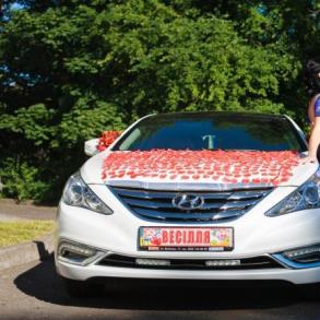 Шикарна Hyundai Sonata з мильними бульбашками на а Автомобільний кортеж на весілля